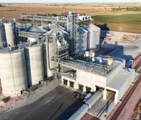 The High Plains Processing facility south of Mitchell, S.D., features an integrated grain handling and storage system designed to move inbound soybeans efficiently to outbound meal. Photos by High Plains Processing facility