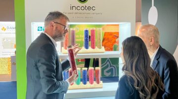 Erik Jan Bartels, Regional Vice President, Croda Life Sciences, explains the benefits of seed coatings. Photo credit: Incotec.