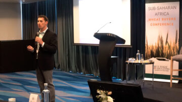 Shawn Thiele discusses flour milling with customers of U.S. wheat during USW’s Sub-Saharan Wheat Buyers Conference in Cape Town, South Africa. Photo credit: U.S. Wheat Associates.
