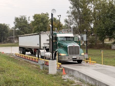 1. While inbound weights are recorded, drivers check in using a touchscreen SmartTouch III driver terminal rated for outdoor use.