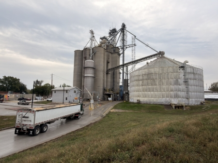 2. The SmartChoice features tells the approaching truck to use the left lane for probing. After grading, the system tells the driver to proceed to the receiving pit.
