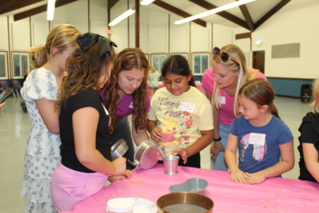 IAOM’s Women in Milling program in October partnered with the Girl Scouts of Northeast Kansas and Northwest Missouri to host a Flour Rangers event, introducing approximately 30 Brownies and Daisies to the milling industry. Photos courtesy of IAOM.