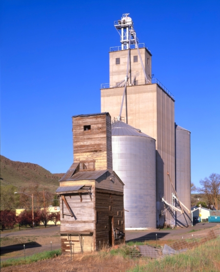The original wood crib elevator in Kahlotus, Washington, stands beside the larger concrete elevator built by the Kahlotus Co-op Elevator Company in the late 1940s.
Credit: Bruce Selyem