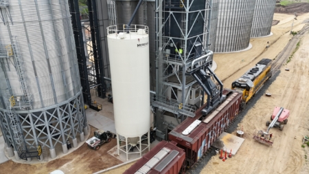 80,000-bph Rail Loadout system with 60,000-bph screener and screenings bin.