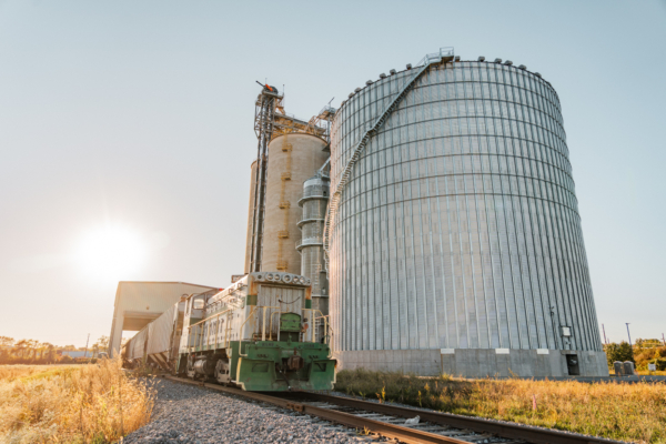 Country View Family Farms’ White Deer, PA feed mill built an 817,000-bushel Sukup steel bin in 2025. The facility receives roughly 200,000 bushels of corn per week by rail.