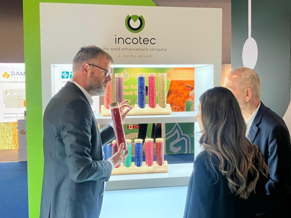 Erik Jan Bartels, Regional Vice President, Croda Life Sciences, explains the benefits of seed coatings. Photo credit: Incotec.