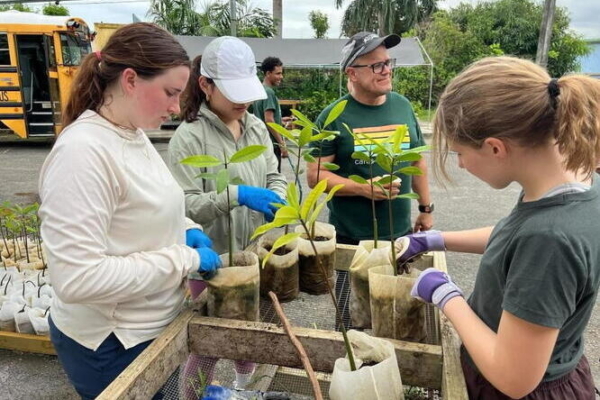 Luis Rodríguez and students working at a Caras con Causa mangrove nursery in Puerto Rico. Image courtesy of the University of Illinois.