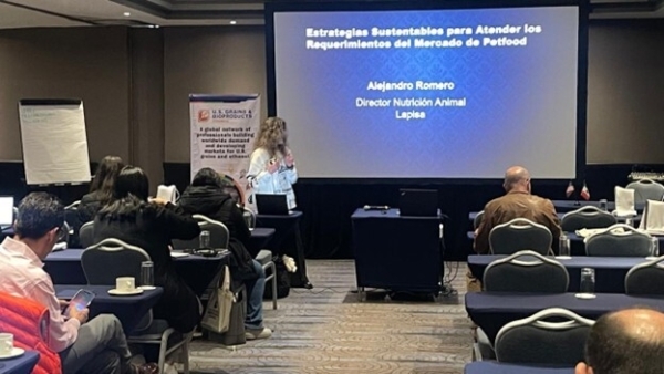 Recently, U.S. Grains & BioProducts Council (USGBC) Senior Marketing Specialist Patricia Esqueda led a workshop for pet food industry representatives in Mexico to discuss the financial and nutritional advantages of U.S. sorghum and corn fermented protein (CFP). Image courtesy of USGBC.