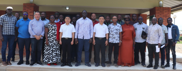 Group photo with AfricaRice staff/ ICS-CAAS. Photo courtesy of AfricaRice.