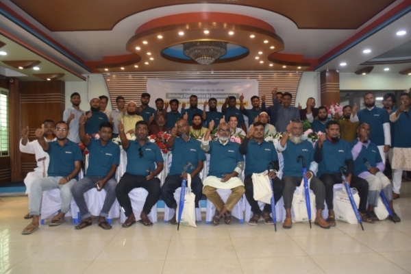 U.S. Grains & BioProducts Council (USGBC) Manager of Global Strategies and Trade Mark Sevier (second row, middle) traveled to Bangladesh to support training courses for aquaculture producers in the country. Photo credit: USGBC.