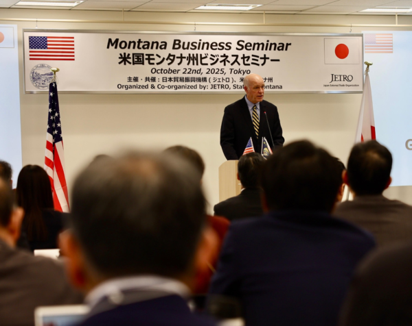 Gov. Gianforte addressing members of the Japan External Trade Organization in Tokyo. Image courtesy of the State of Montana Newsroom.