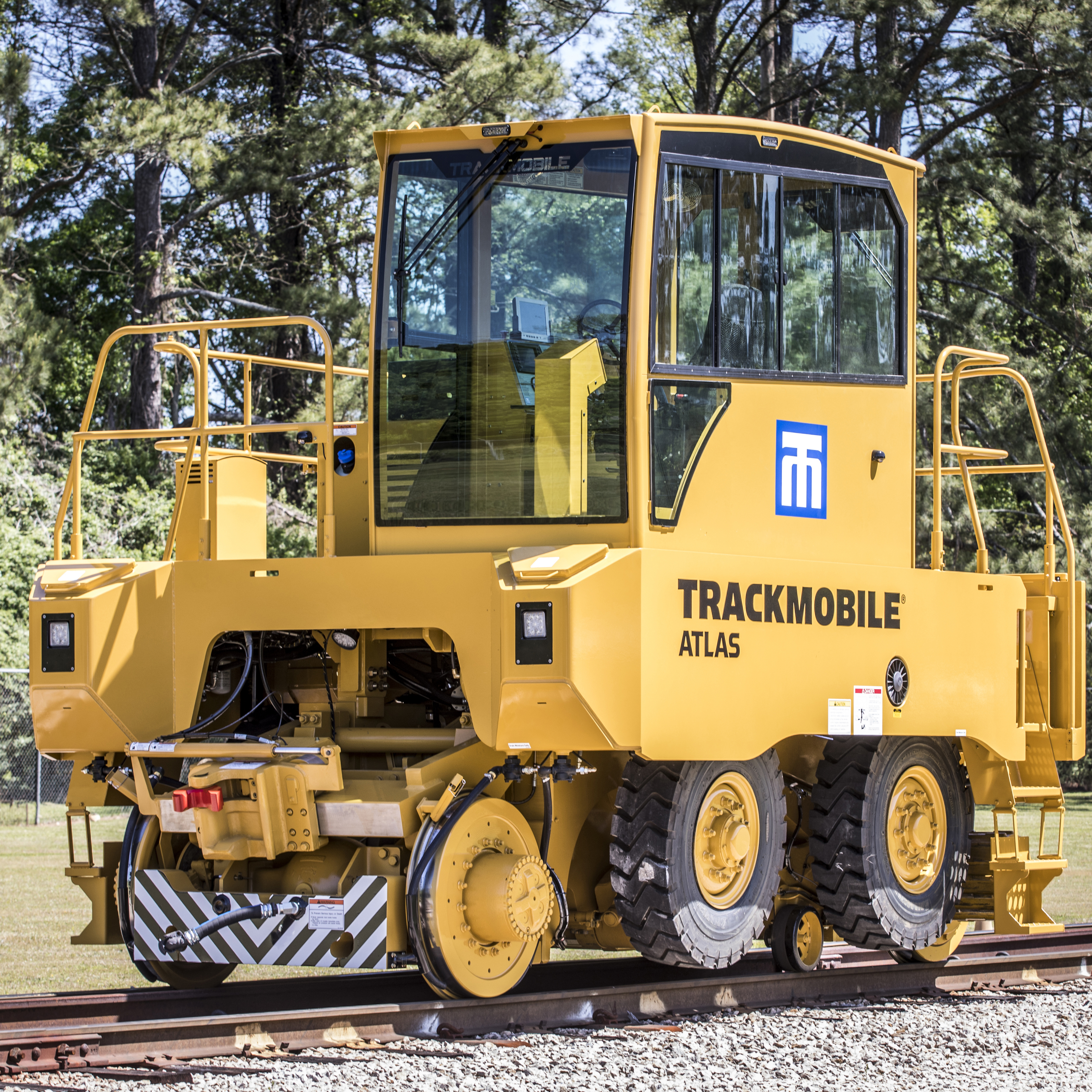 Railcar Mover Provides 43, 900 Pounds of Single-Coupled Tractive…