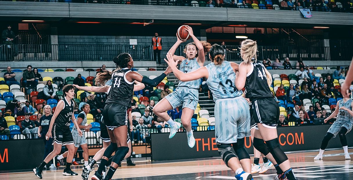 Georgia Gayle rises up for B. Braun Sheffield Hatters against London Lions