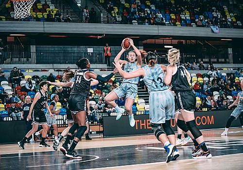 Georgia Gayle rises up for B. Braun Sheffield Hatters against London Lions