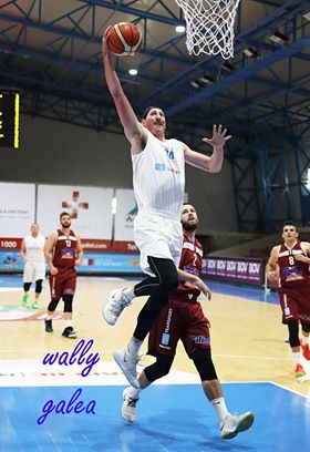 Konor Kulas from Starlites goes up strong for a layup.