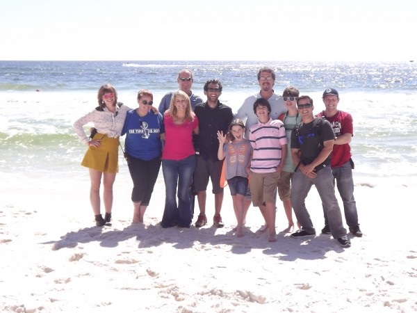 Beachfront-Bargain-Hunt-crew-001-1-600x450