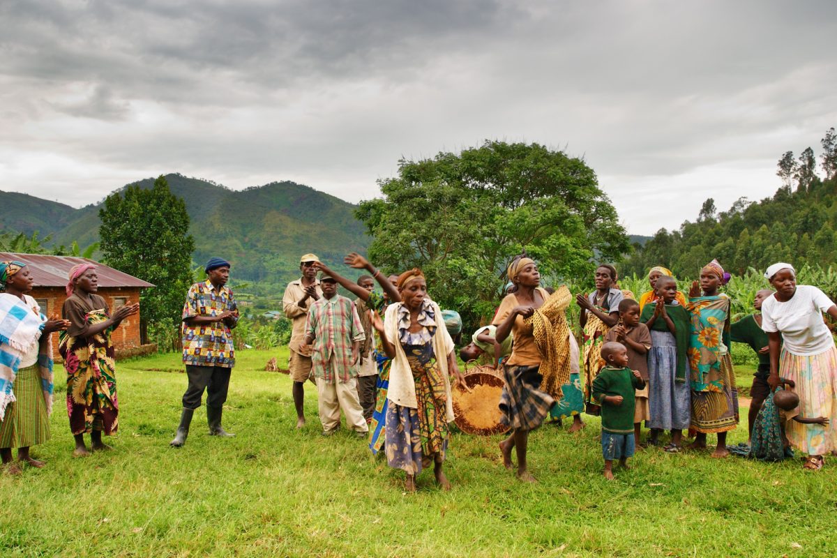 Bwindi-national-park-Uganda_Ethnic-dances-of-Batwa-pigmy