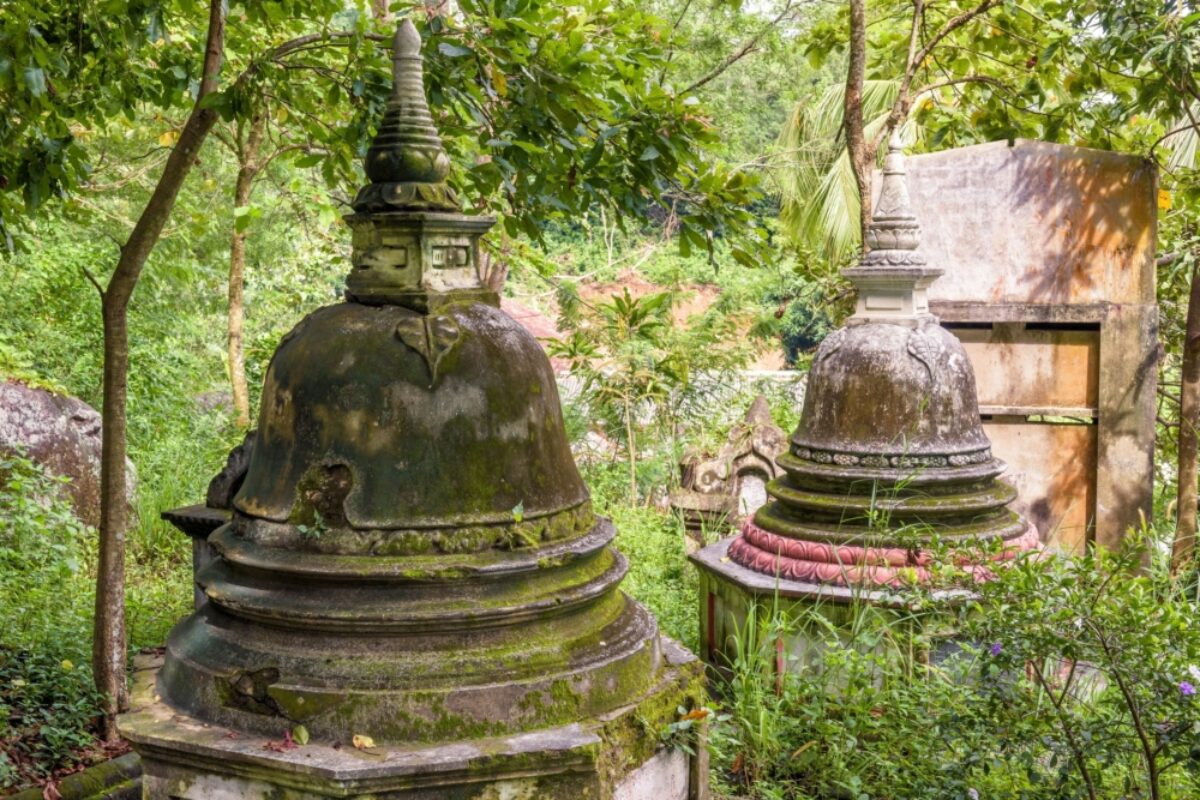 Sri Lanka Tangalle Mulkirigala Raja Maha Vihara rock temple
