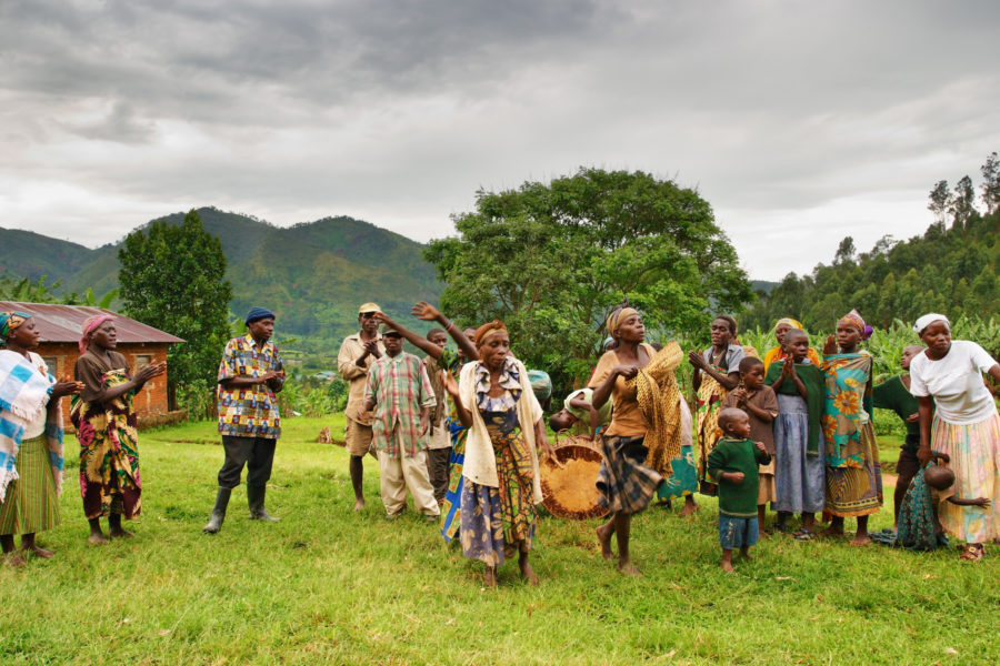 Bwindi-national-park-Uganda_Ethnic-dances-of-Batwa-pigmy