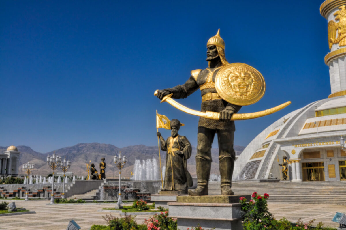 Turkmenistan_statues
