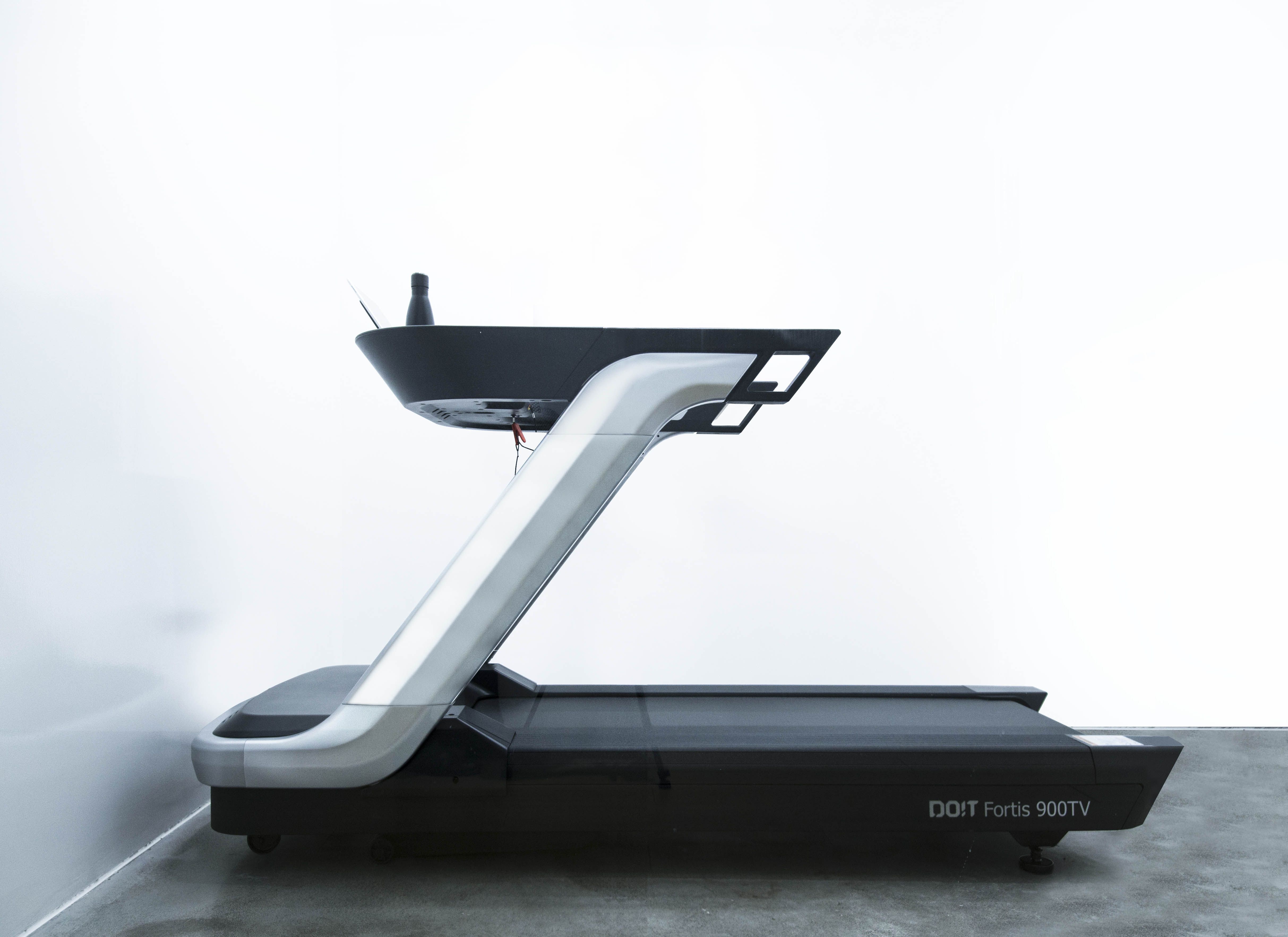 Fortis 900 treadmill, Plusout Design Studio | International Design Awards Winners