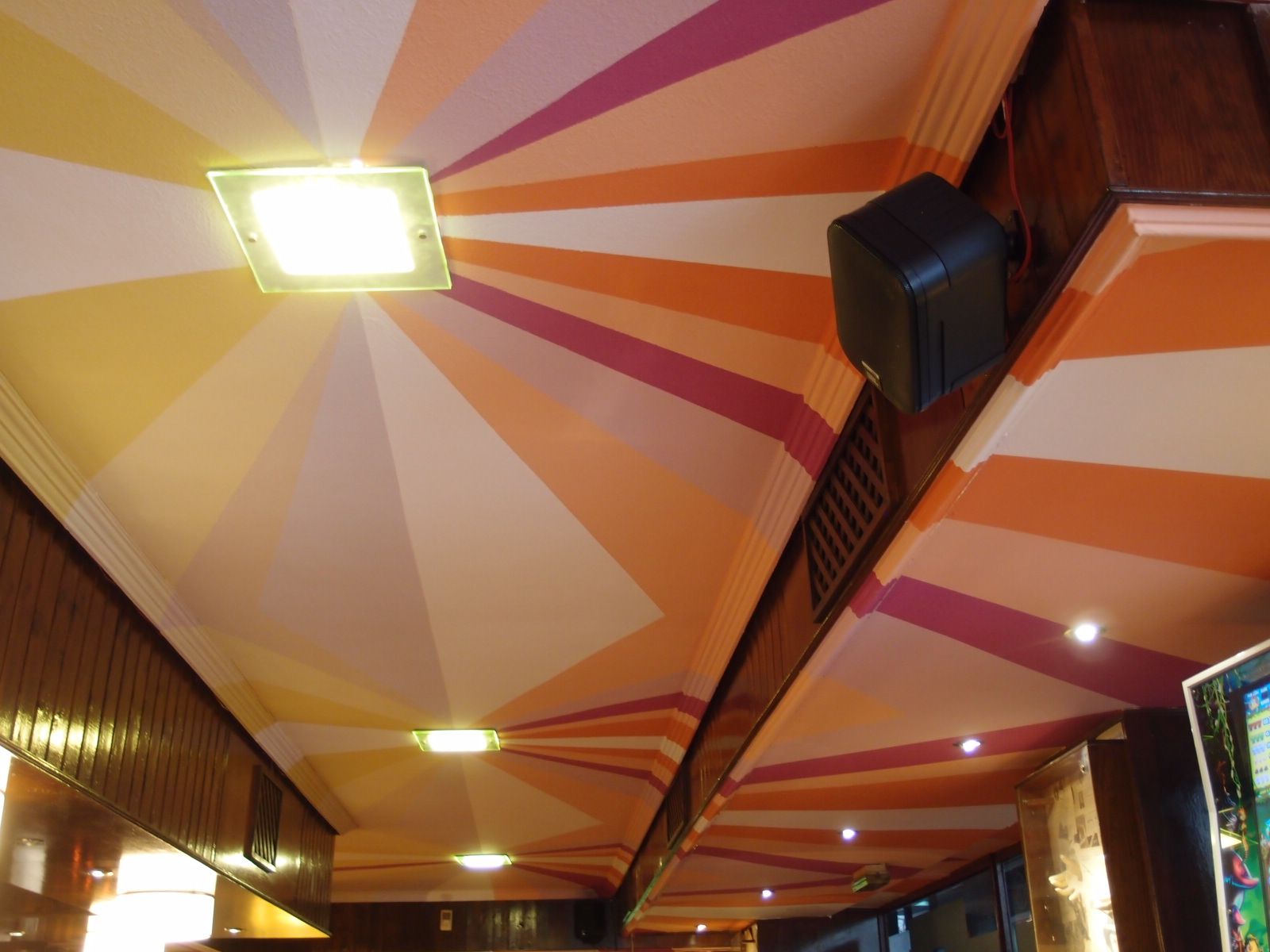 Restauración De Interior En Cafetería Tino, Eduardo Miguel González Fraile | International Design Awards Winners