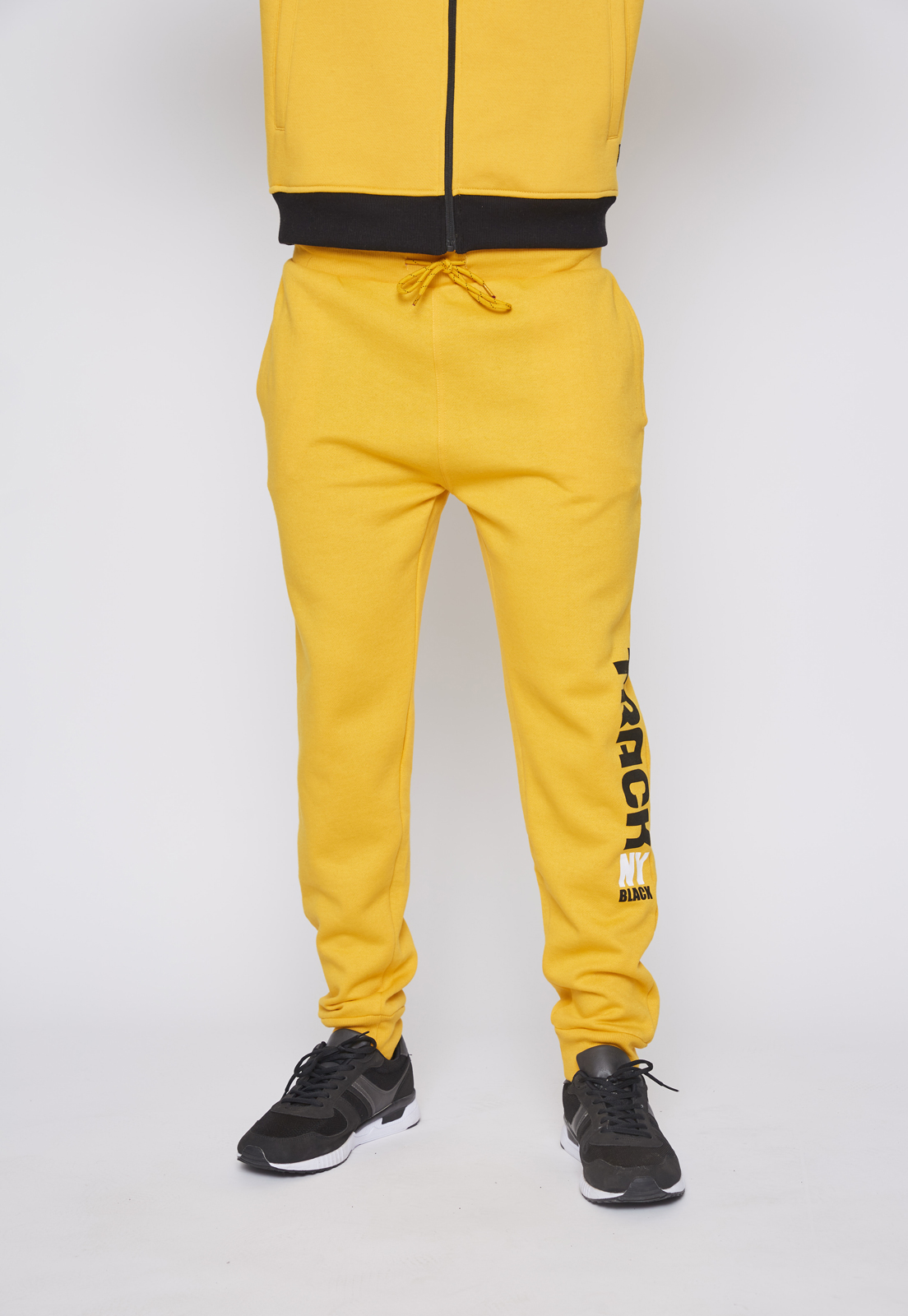 Ripley - PANTALÓN BUZO HOMBRE SLIM FIT CROPPET PRINT MOSTAZA