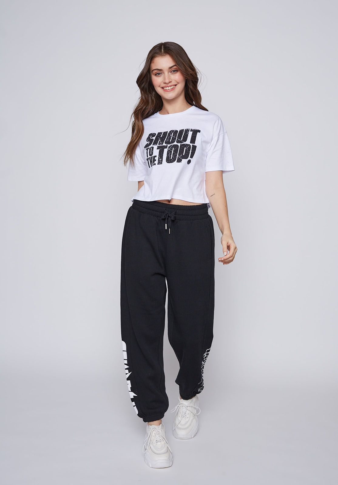 Ripley - PANTALÓN BUZO MUJER CON PUÑOS ELECTRIC NEGRO