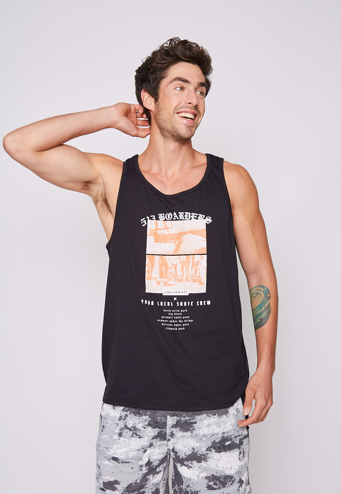 Ripley - POLERA SUDADERA URB PRINT NEGRO FAMILY SHOP