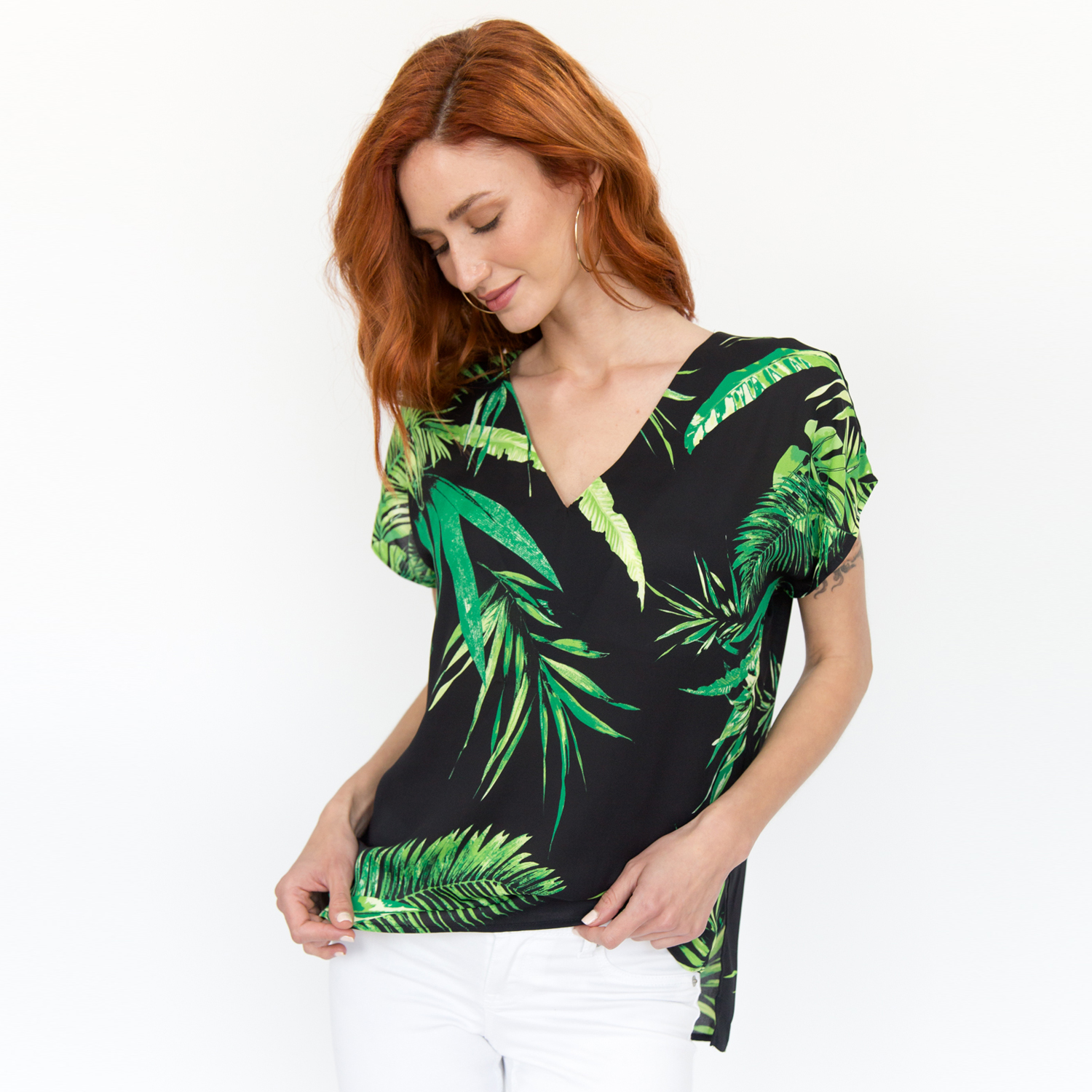 Ripley - BLUSA MANGA CORTA FLOREADA VIVIEN