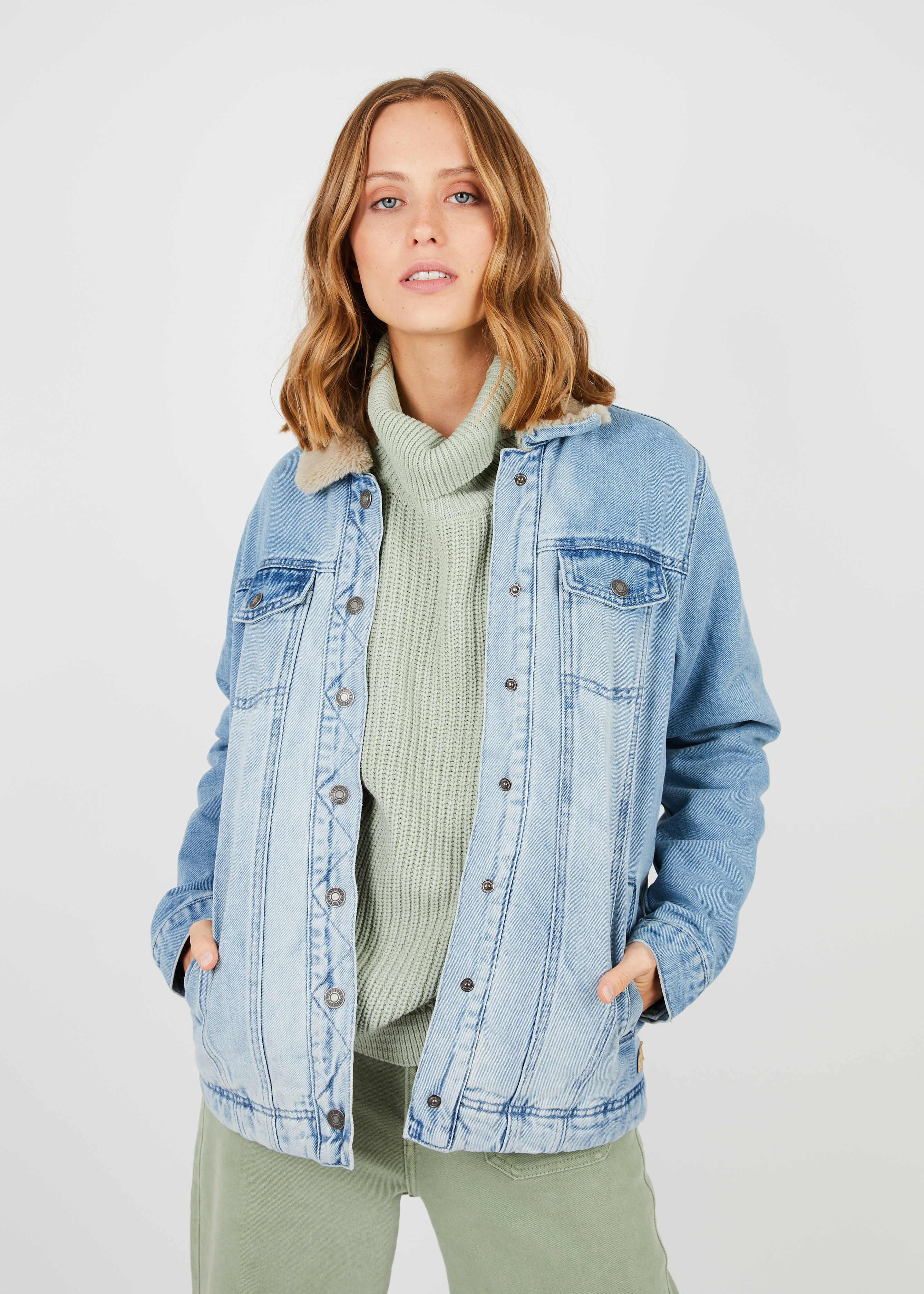 La Chaqueta De Jeans Con Chiporro Es Perfecta Para Looks Casuales Pero Cool  | Cut \u0026 Paste – Blog de Moda