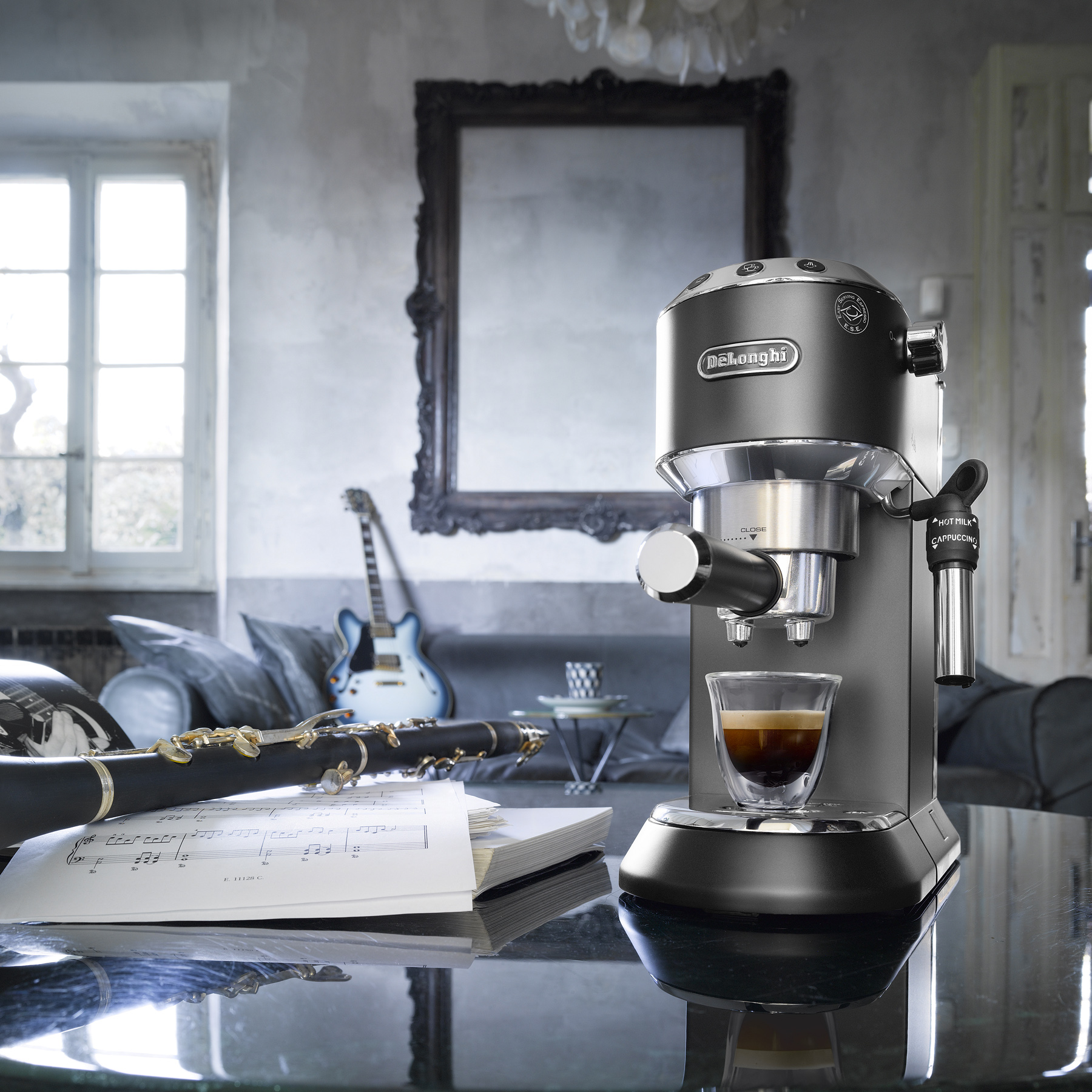 Máquina Espresso Cafetera DEDICA Negra - 15 Bares | DeLonghi | Casa Magna