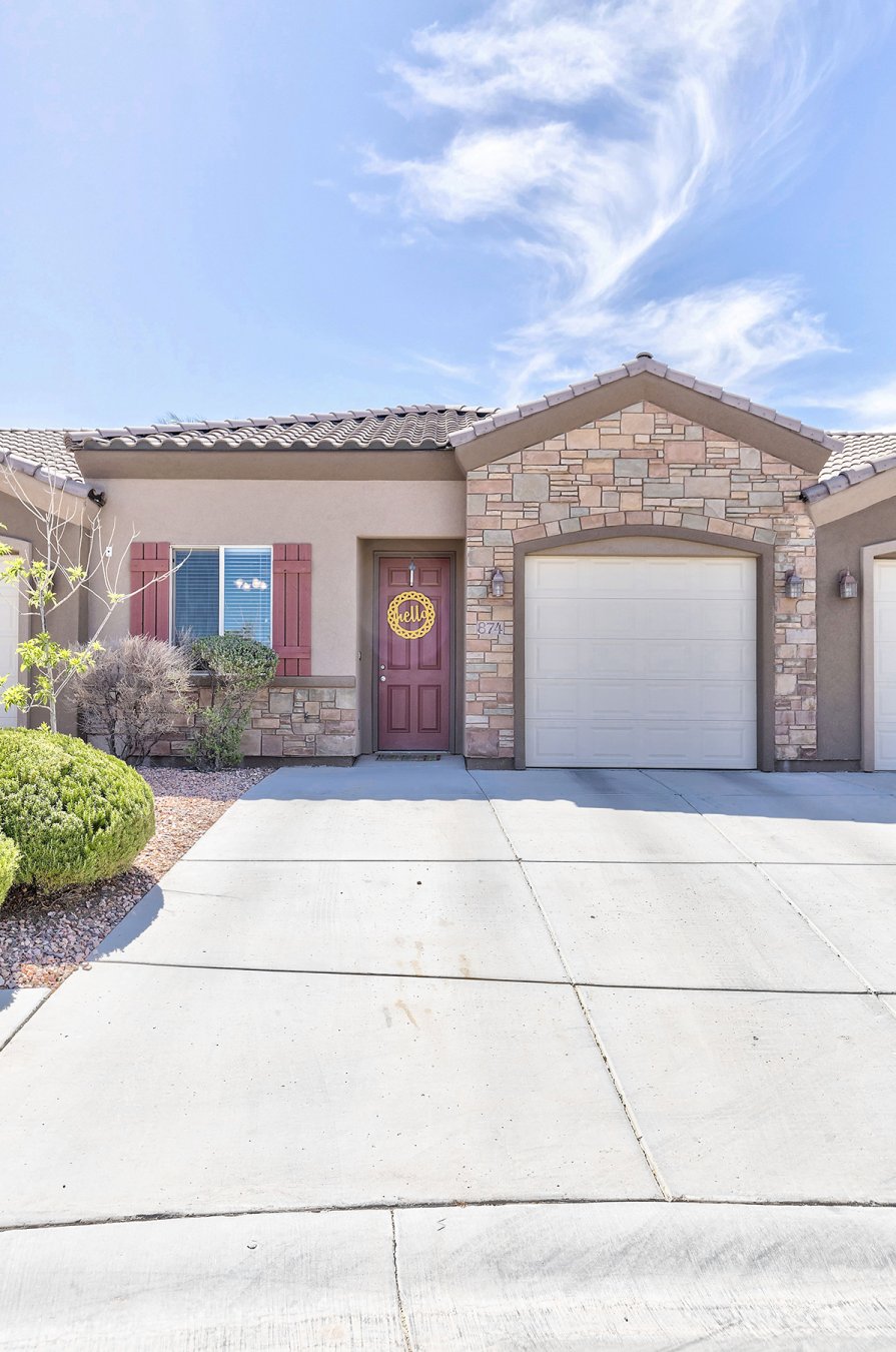 27037 One story townhome with 1 car garage. Kitchen offers granite counter breakfast bar and large pantry. Master bedroom bath with separate Garden Tub, Shower and double sinks. Mountain view from back. Close to shopping, golf courses and casinos.
