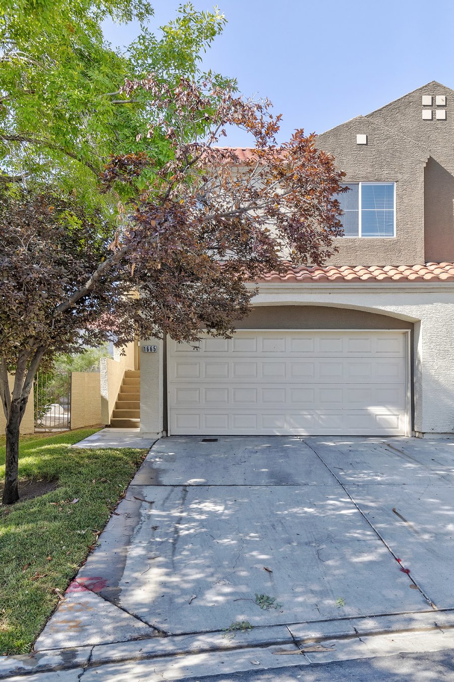 27104 Green Valley townhome with attached 2car garage and a huge backyard.Lots of potential,2 master bedrooms with their own bathrooms.Pool is right across from home,high ceilings in the Living room with a gas fireplace.Great community with excellent schools.