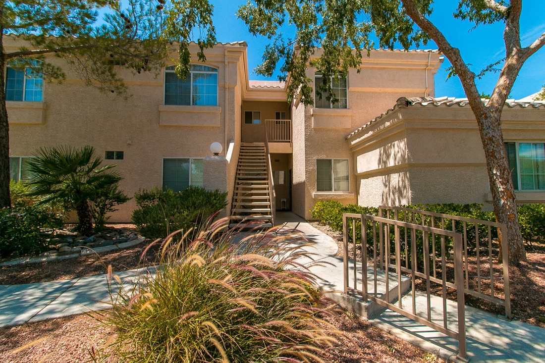 27478 Beautiful 3 bedroom condo first floor laminate flooring carpet in two bedrooms fireplace in living room all appliances stay granite counters tops gated community.
