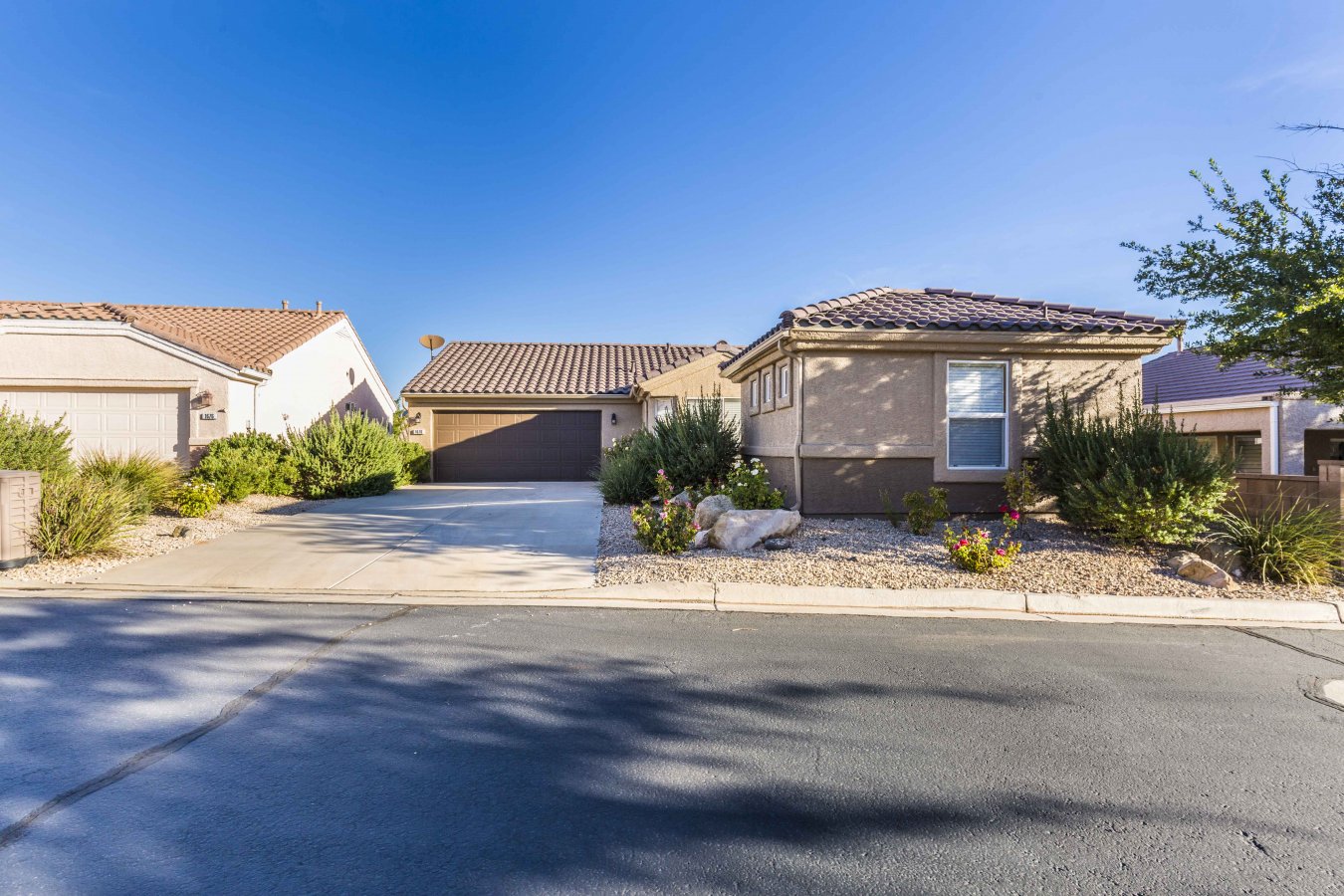 28489 Just like NEW! New paint inside, two tone outside, new carpet throughout. Bonus room, large backyard + Casita. Casita has full bath, bar sink, microwave and small fridge. Large backyard with covered patio. Long driveway. Walking distance to community center, Golf Club & Riverwalk Grill. Furniture, Appliances, & Golf Cart are negotiable outside of the contract. This is one of a kind, don't miss it. For additional property and agent information click the virtual tour link below.