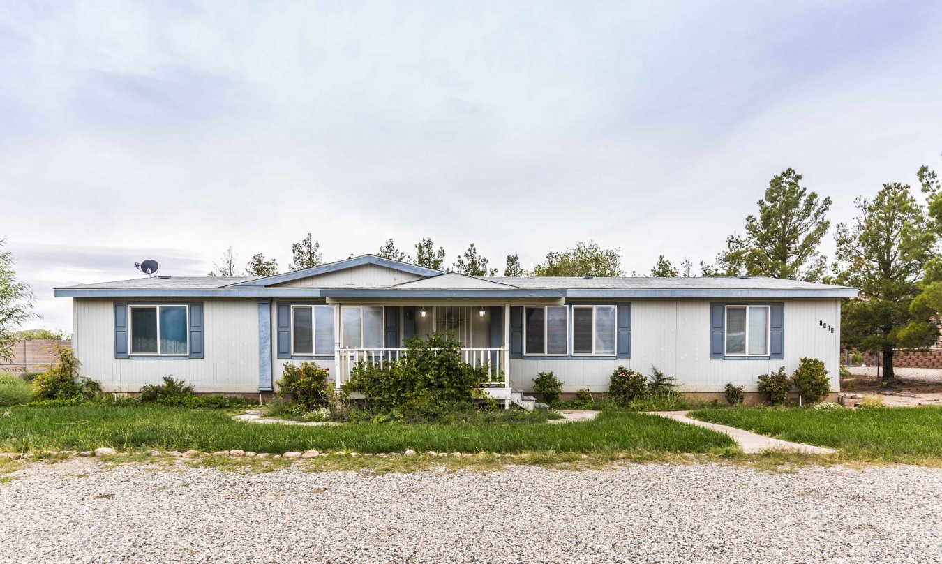 28871 Large Manufactured home on private 1/2 acre lot. Garden tub and double sink in master bath.