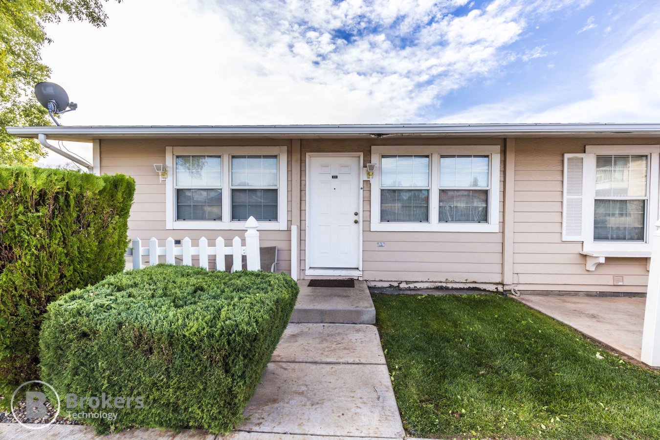 28968 Located in the Springtree Garden Condo subdivision. Come see this cute affordable property. One level unit with 2 Bed, 2 Bath. Perfect for a great rental property or 2nd home. Close to shopping, schools, churches etc.. Community pool & spa. Low dues. Cash only.
