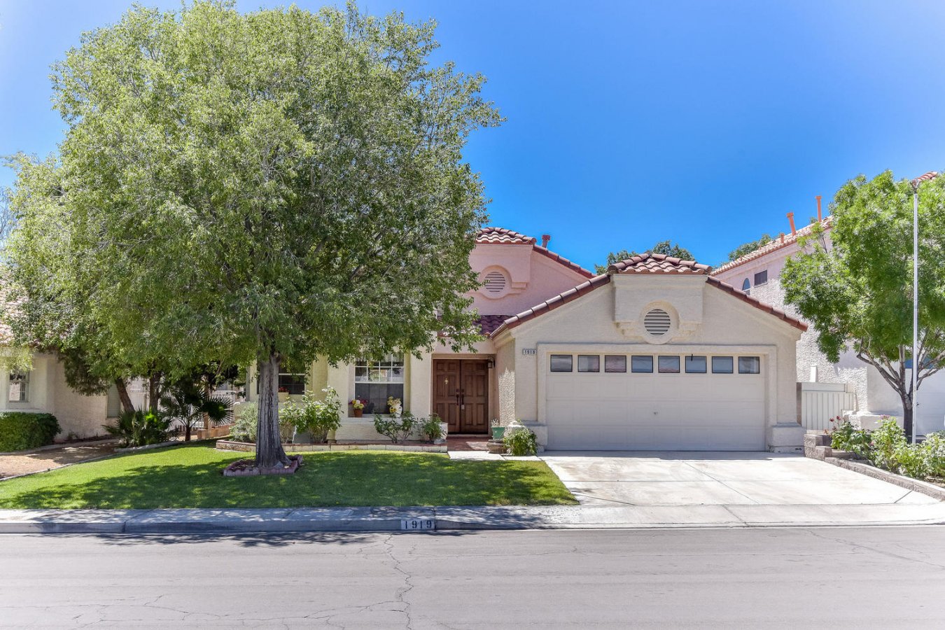 CHARMING ONE STORY HOME IN BEAUTIFUL GREEN VALLEY!! GREAT OPEN FLOORPLAN WITH VAULTED CEILINGS!! 3 BEDROOMS/2 FULL BATHS. BRICK FIREPLACE IN FAMILY ROOM DINING ROOM COMBO. COZY WINDOW SEAT IN DINING AREA. NICE EAT IN KITCHEN. COVERED PATIO WITH WELL KEPT LANDSCAPE. GREAT HOME! MUST SEE!!
