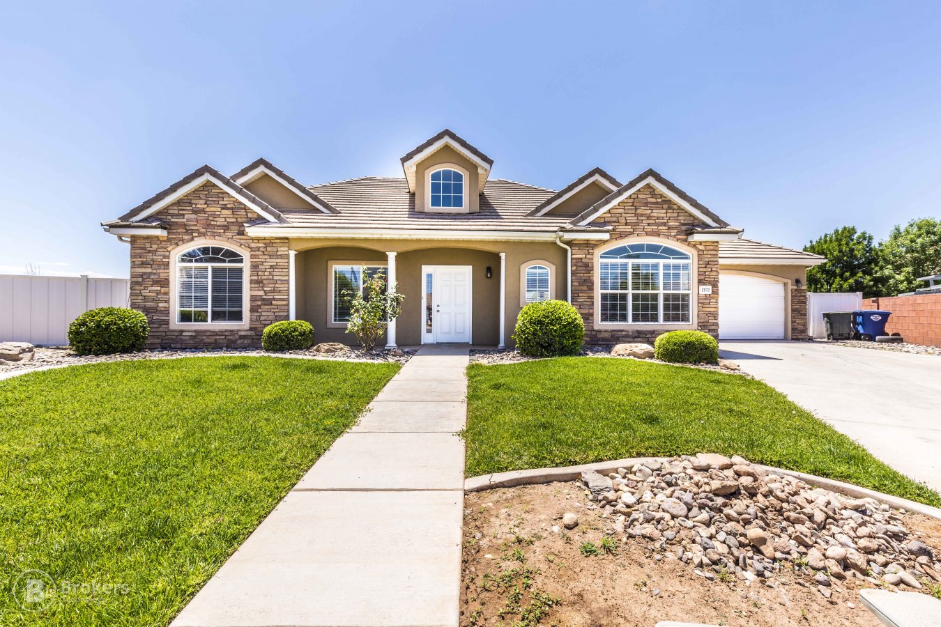 20604 Large great room open to kitchen & dining. Freshly painted with new carpet. Great culdesac location. Fenced back yard. Close to elementary school, shopping close by. Friendly neighborhood.