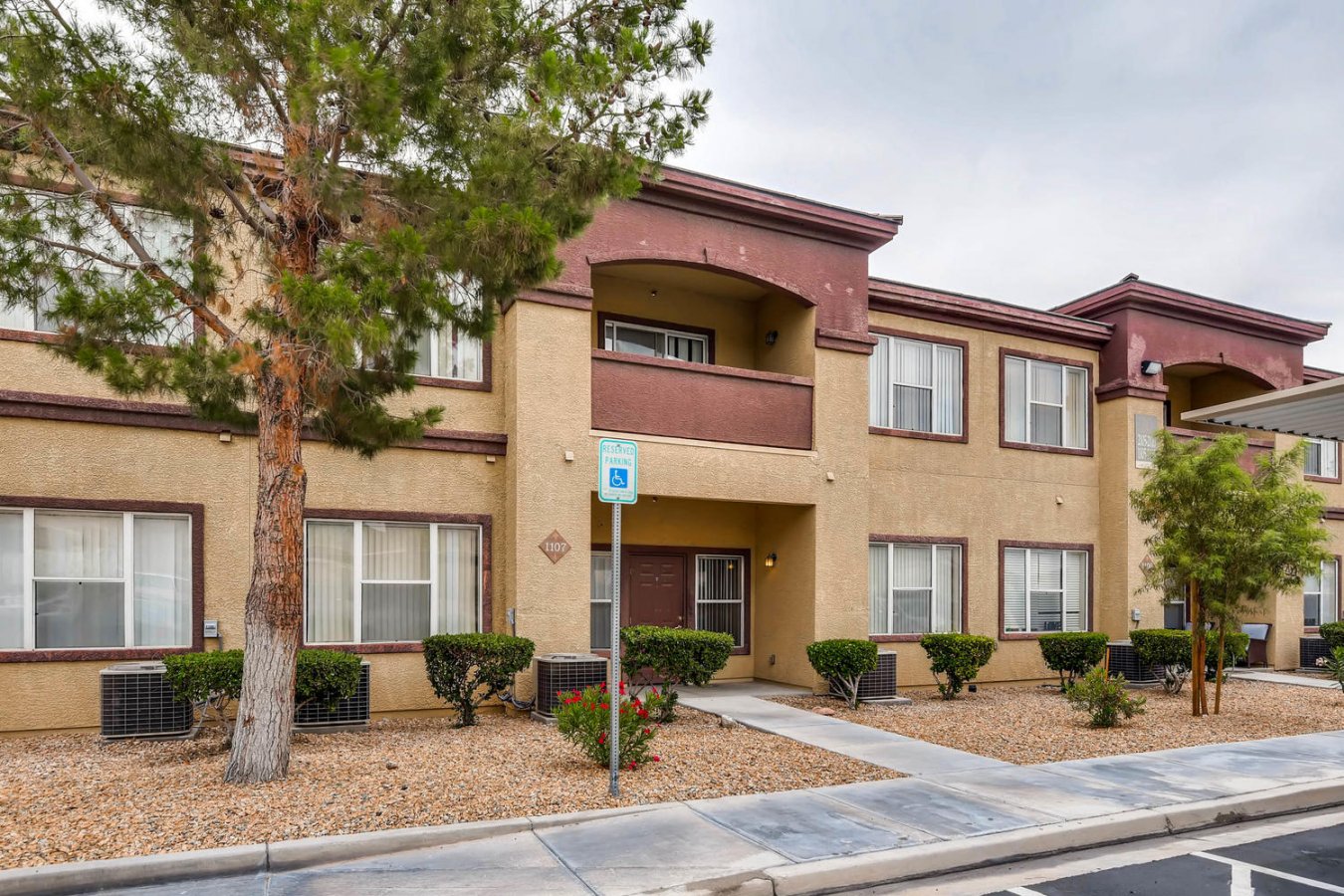 19328 Beautiful Unit with FRESH PAINT and FRESH CARPET! Freshly redone and ready for it's new owner! Come see this one first....