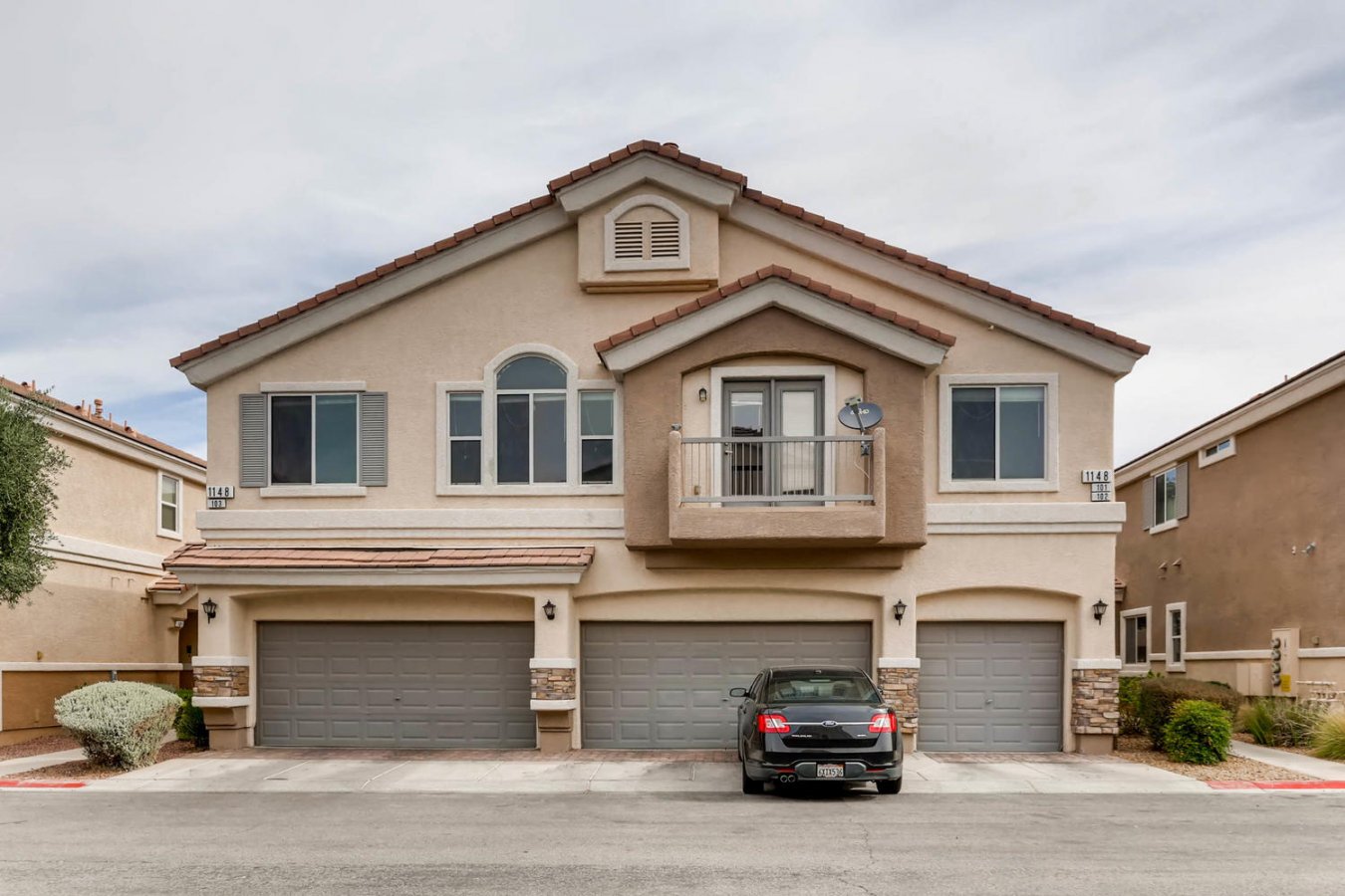 19330 Beautiful unit with FRESH PAINT, FRESH CARPET and all appliances, to include Kitchen Fridge, and Clothes Washer & Dryer! Bring your bags and move it, this unit is ready and fresh for its' new Owner!