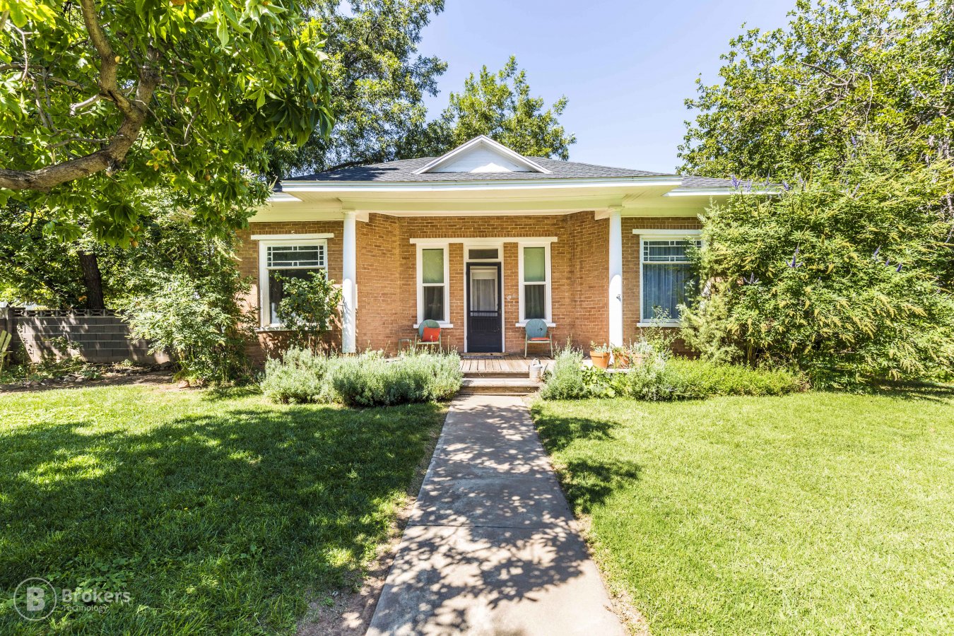 21487 The most adorable, well cared for cottage you'll ever see!