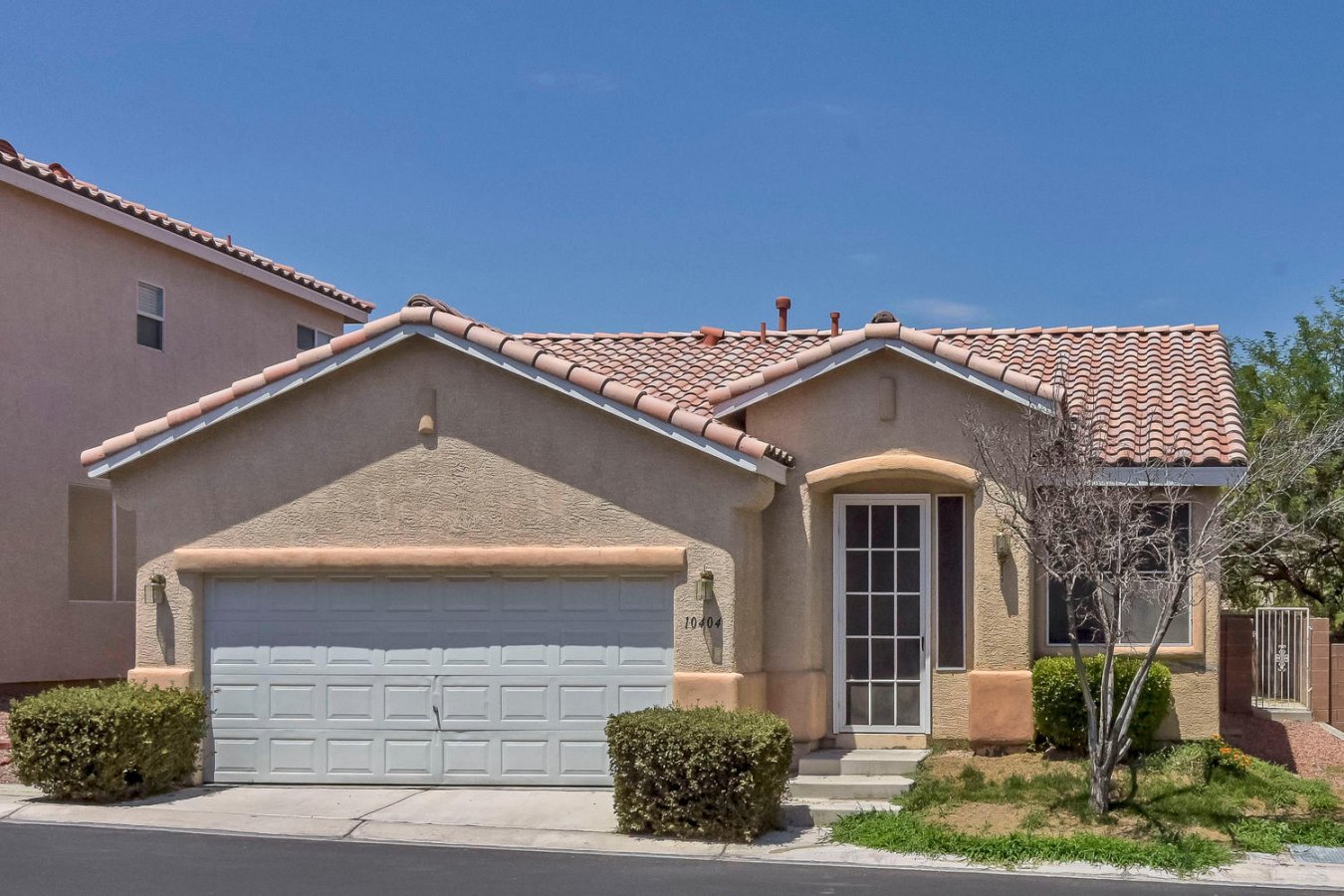 **SHORT SALE** 2 BEDROOMS, 2 BATHS, OPEN KITCHEN, LIVING ROOM WITH VAULTED CEILINGS AND DINING AREA. BEAUTIFUL GATED COMMUNITY, PARKS, BBQ AREA, CLUBHOUSE, FITNESS ROOM AND COMMUNITY POOL.
