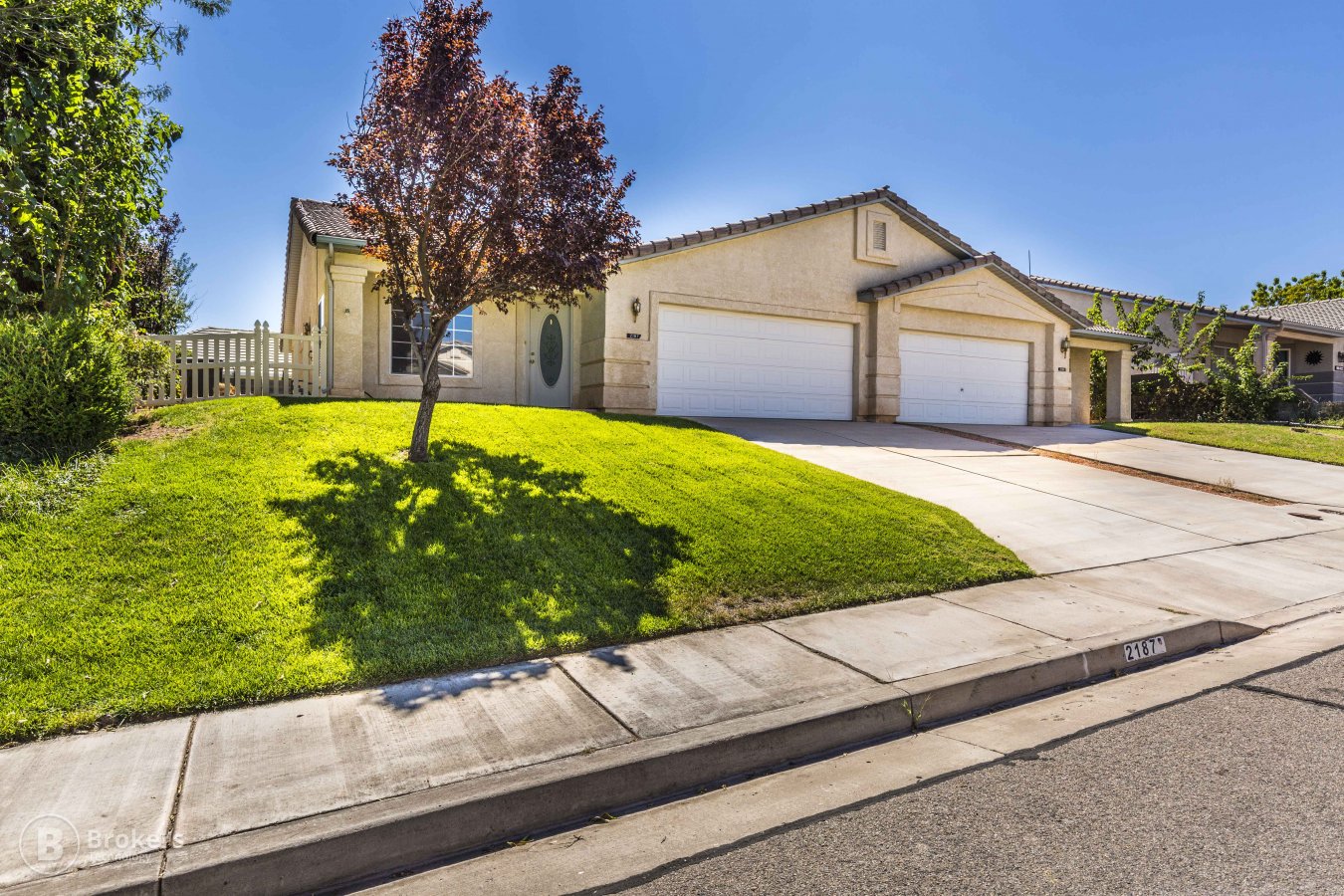 21575 Nice twinhome in great Hurricane area. Upgraded appliances, New hot water heater, tile through-out the home. Granite counters in the kitchen and bathrooms. 2 patios. Block wall fencing. No HOA.