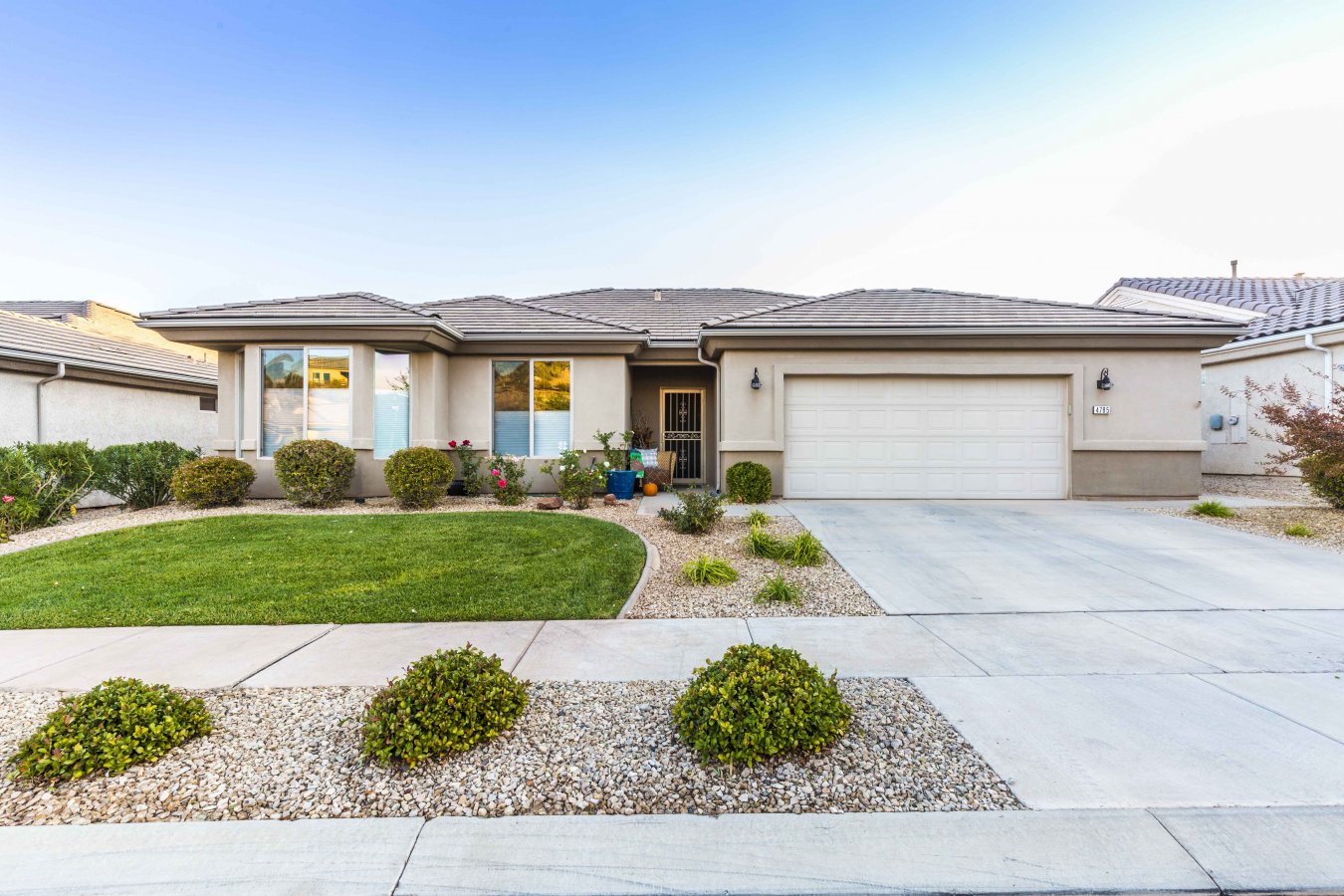 22620 Open Sun-dance floor plan, extra wide garage with views of Pine Valley Mtn. Tile throughout, Granite Counters, All New Appliances incl Bosch Diswasher 2 yrs ago, 3rd bedroom can be used as Den/Office. Murphy Bed, Large Hot Tub included. Plumbed for Central Vac. This home is on one of the most sought after streets in Sun River. Come join the Sun River lifestyle in this ''Move In Ready'' home.