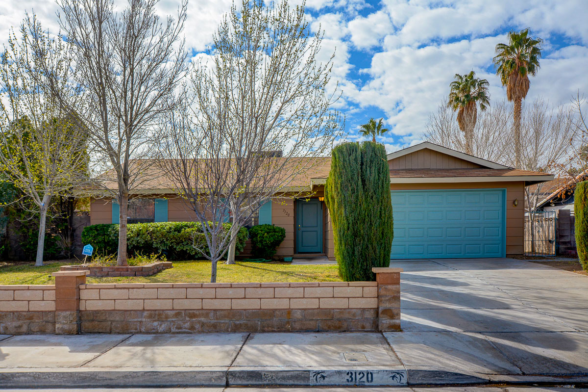 24138 GREAT LOCATION, CLOSE TO ELEMENTARY SCHOOL, SHOPPING, FREEWAY ACCESS. LARGE LOT, NO HOA, GREAT STARTER HOME. SELLER GIVING APPLIANCE PACKAGE CREDIT FOR BUYER.