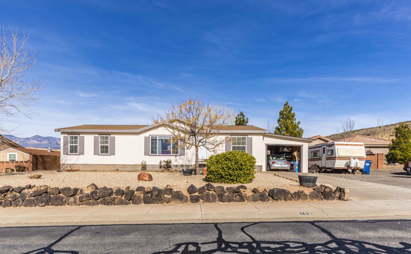 24379 Awesome home in La Verkin! RV Parking, Huge Master Bathroom, large backyard, and much more! Only 20 minutes from Zion National Park!