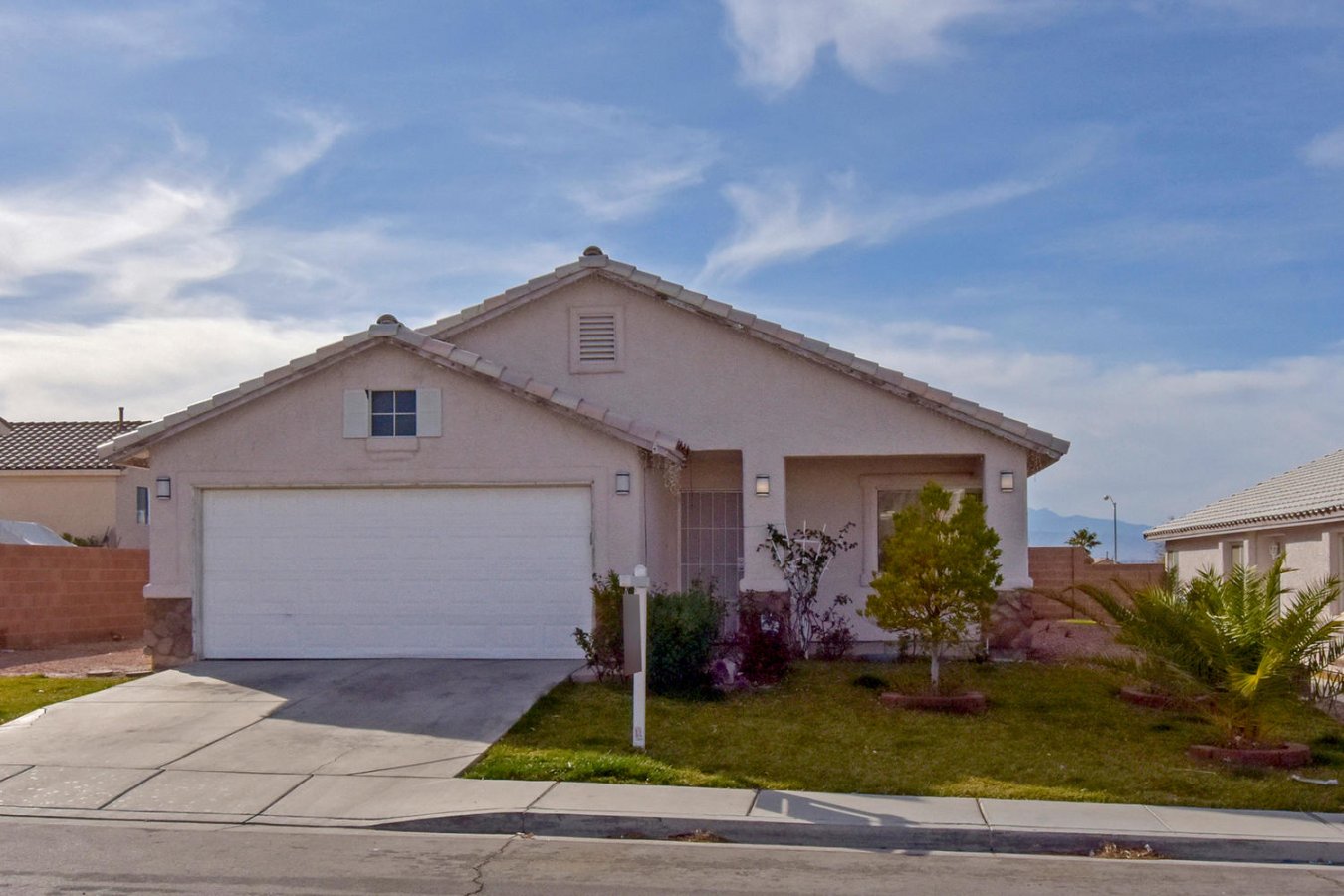 BEAUTIFUL SINGLE STORY HOME WITH RV PARKING AND NO HOA! 3 BEDROOMS, 2 BATHS, SEPARATE FAMILY AND LIVING ROOM, DINING AREA, SPACIOUS KITCHEN WITH ISLAND, GRANITE COUNTER TOPS AND STAINLESS STEEL APPLIANCES* MASTER BEDROOM HAS LAMINATED WOOD FLOORS AND WALK IN CLOSET* BATHROOMS HAVE BEEN UPDATED*CERAMIC FLOORING IN TRAFFIC AREAS, CEILING FANS, LIGHT FIXTURES, BLINDS AND MUCH MORE! A MUST SEE!!