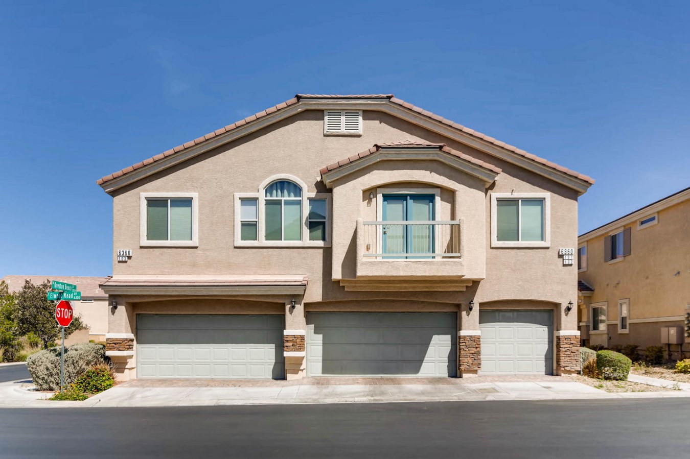 25303 BEAUTIFUL WELL MAINTAINED TOWNHOUSE W/ 3 BEDROOMS 2 & 1/2 BATHES & 2 CAR GARAGE. IN GATED COMMUNITY WHICH FEATURES A COMMUNITY POOL, WALKING PATHS, PLAYGROUND/PARK, & PICNIC TABLES. HOME FEATURES OPEN KITCHEN W/ BREAKFAST BAR & LARGE PANTRY, WINDOW COVERING & CEILING FANS. ALL KITCHEN APPLIANCES ARE CONVEYED W/ HOME. FULLY FENCED BACKYARD.